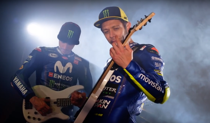 Valentino Rossi dan Maverick Vinales jadi anak band dalam video presentasi tim Movistar Yamaha 2018