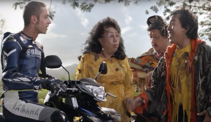 Valentino Rossi, Komeng, Ida Kusumah, dan Dedi Petet dalam iklan Jupiter MX 
