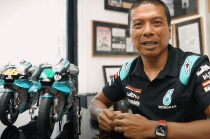 Bos Petronas Yamaha Sepang Racing Team, Razlan Razali memajang miniatur livery motor MotoGP Yamaha M1 timnya