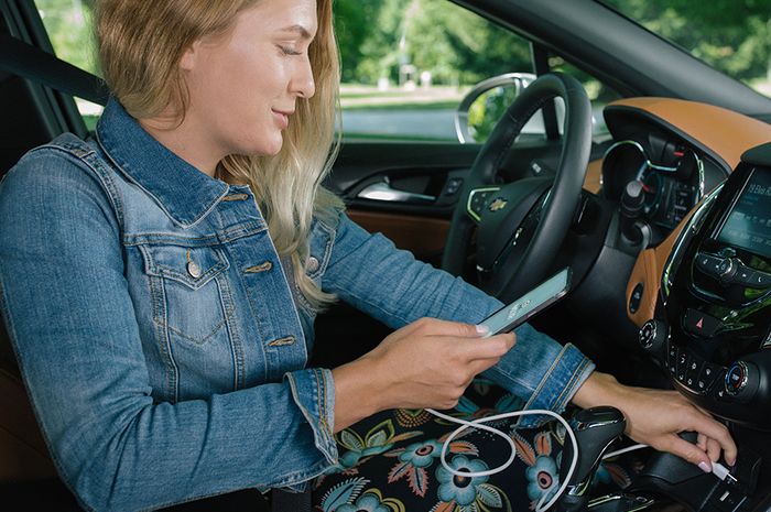 Ilustrasi penggunaan smartphone di mobil