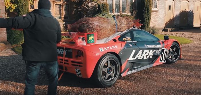 Andy, sang pemilik McLaren F1 GTR sdang mengikat pohon Natal