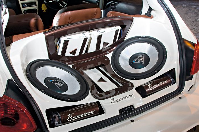 Audio system Peugeot 206 modifikasi (ilustrasi)