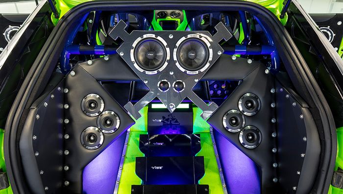 Seperangkat audio custom di area bagasi Ford Focus RS