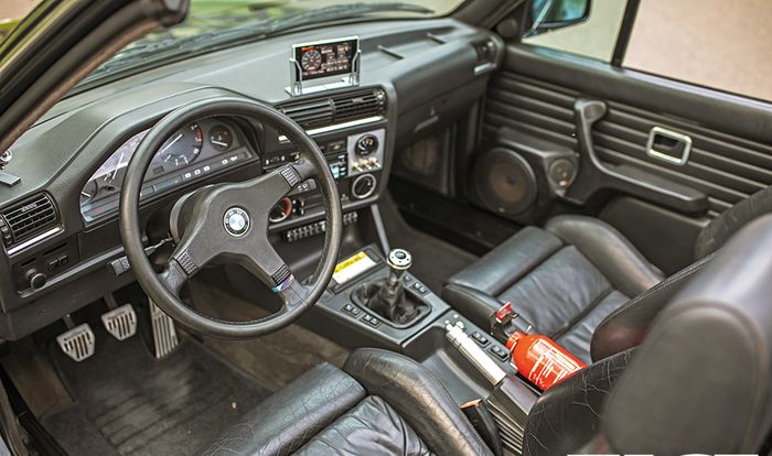 Interior BMW Seri-3 E30 Cabriolet dikembalikan lagi kondisinya