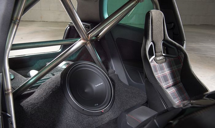 Subwoofer 15 inci lansiran Rockford Fosgate P2 dan Roll bar di VW Golf GTI