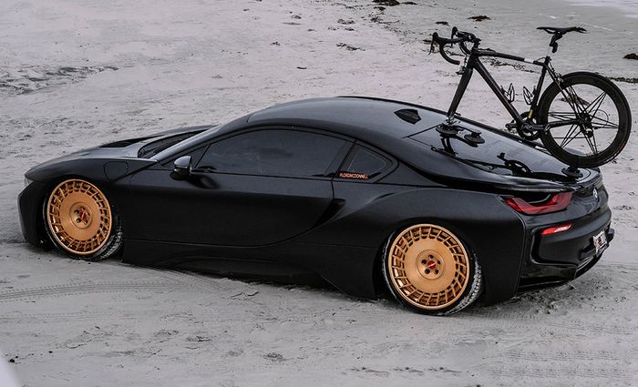 Kaki-kaki BMW i8 juga dibuat kandas disokong suspensi udara