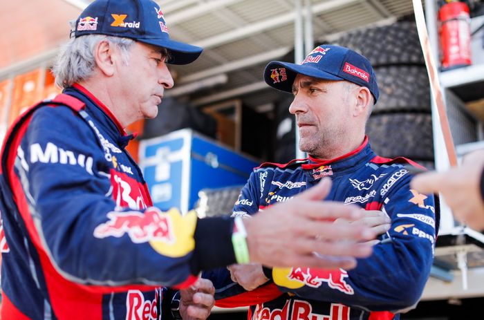 Sainz Carlos (kiri) bersama rekan setimnya di Bahrain JCW X-Raid Team, Stephane Peterhansel di Reli Dakar 2020