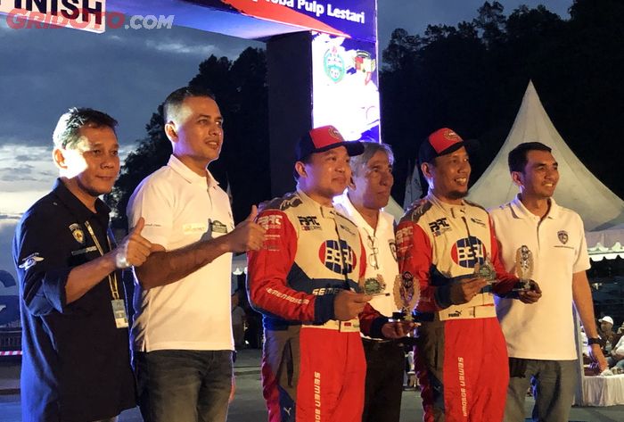 Subhan Aksa dan co-driver Mago Sarwono (pakai baju balap) saat finish keempat di Danau Toba Rally 2019