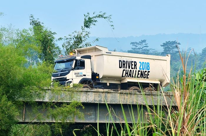 Volvo FMX400 digunakan oleh peserta untuk menaklukan jalur off road