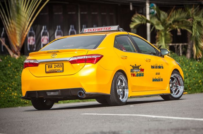 Tampilan belakang modifikasi Toyota Corrolla Altis taksi Thailand yang stylish