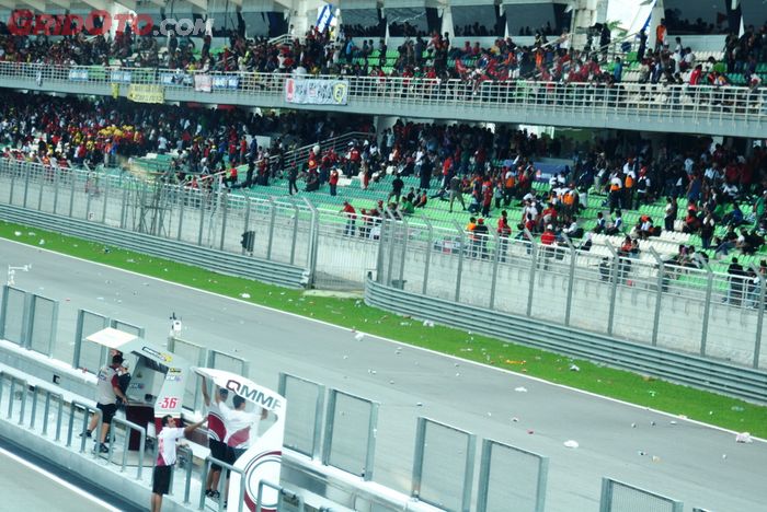 Penonton MotoGP Malaysia 2011 melempar sampah ke dalam lintasan, karena kecewa menunggu lama balapan dihentikan tanpa ada kejelasan