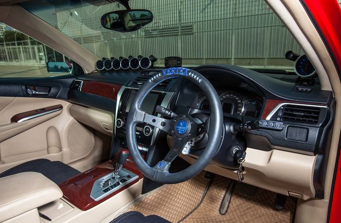 Tampilan kabin sporty modifikasi Toyota Camry lama