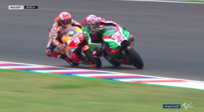 Marquez saat bersenggolan dengan Aleix Espargaro