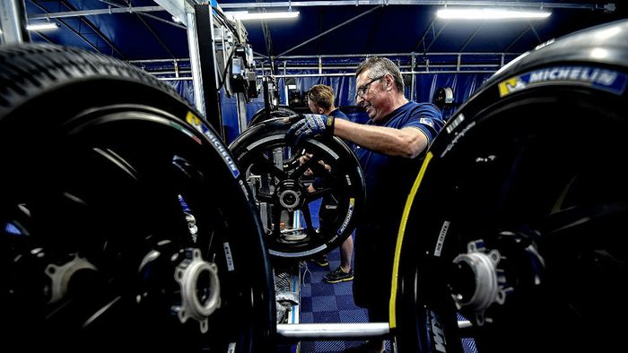 Teknisi Michelin sedang bekerja