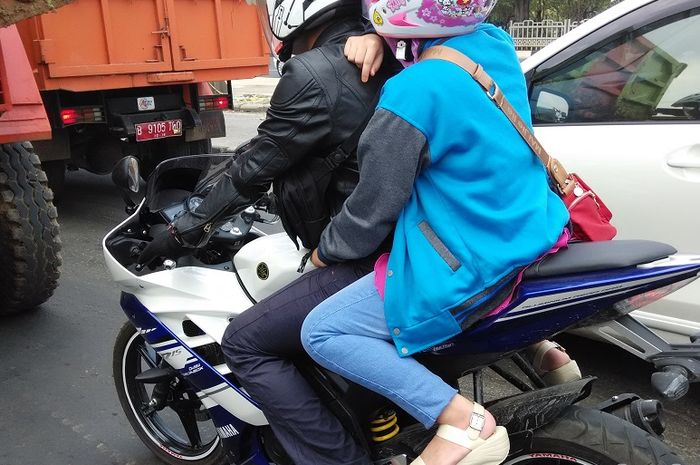 Mantan boncengan sama pria lain, motor pacar mantan jadi korban
