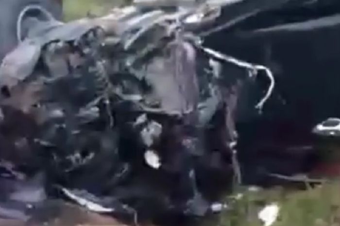 Hancur mobil travel yang tabrak mobil Bupati Bungo