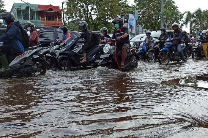Iliustrasi motor terkena banjir