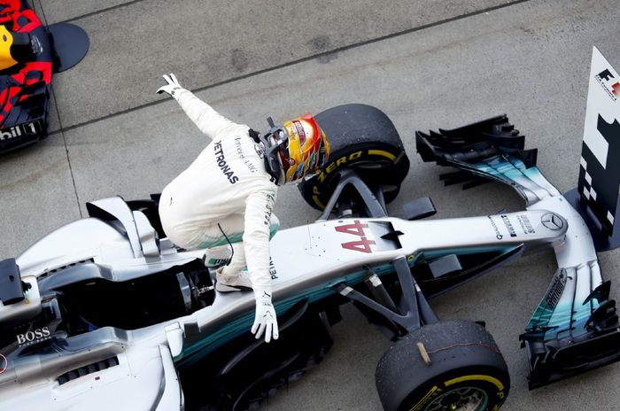 Selebrasi yang dilaukan oleh Lewis Hamilton usai kemenangannya dalam F1 Jepang 2017