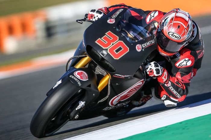 Takaaki Nakagami di atas motor RC213V