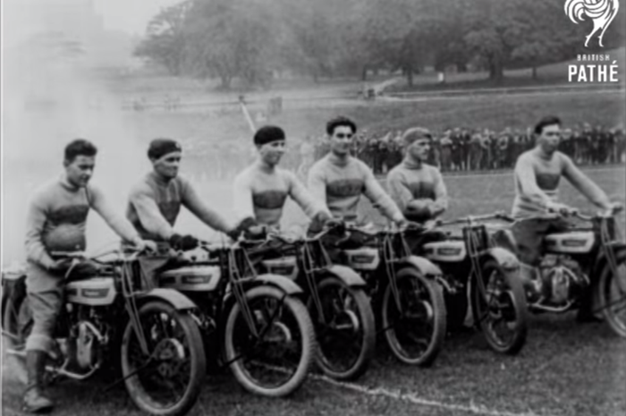 Foto para pemain Motoball di Inggris pada tahun 1927, dilansir oleh British Pathe