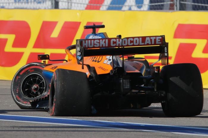 Carlos Sainz Jr (McLaren F1) kecelakaan di F1 Rusia (27/09/2020)
