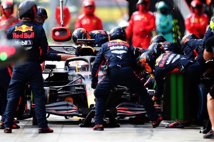 Tim Red Bull Racing salah seting sayap mobil Max Verstappen