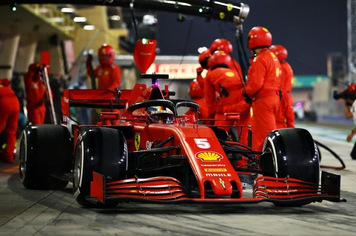 Sebastian Vettel lama menjalani pit stops. Salahkan alat