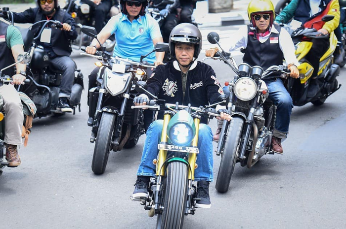 Jokowi saat riding di Bandung dengan memakai jaket Sukajan, Minggu (11/11/2018)