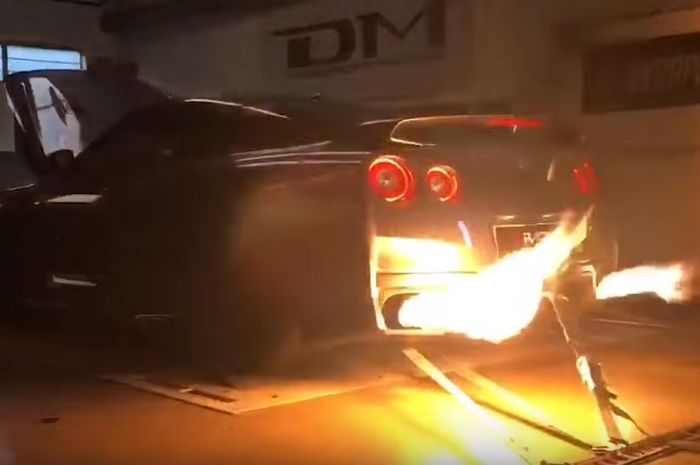 Nissan GT-R saat pengetesan dyno dan mengeluarkan api