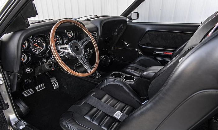 Tampilan interior restomod Ford Mustang Mach 1