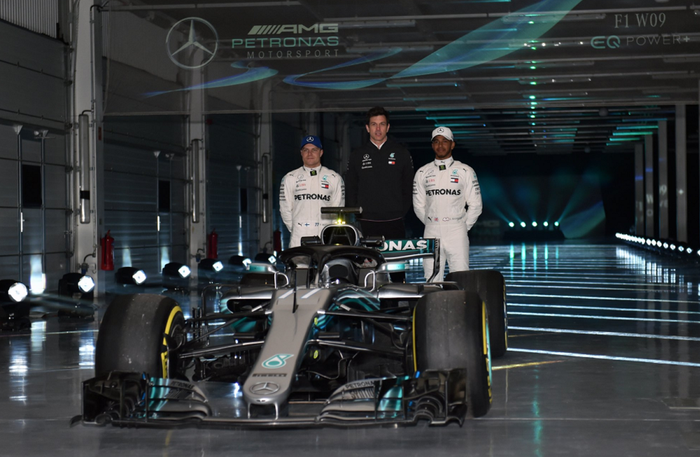 Mobil baru Mercedes F1 W09 bersama kedua pembalapnya