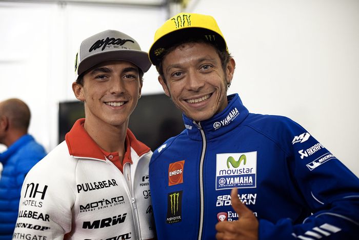 Francesco Bagnaia (kiri) dan Valentino Rossi (kanan)