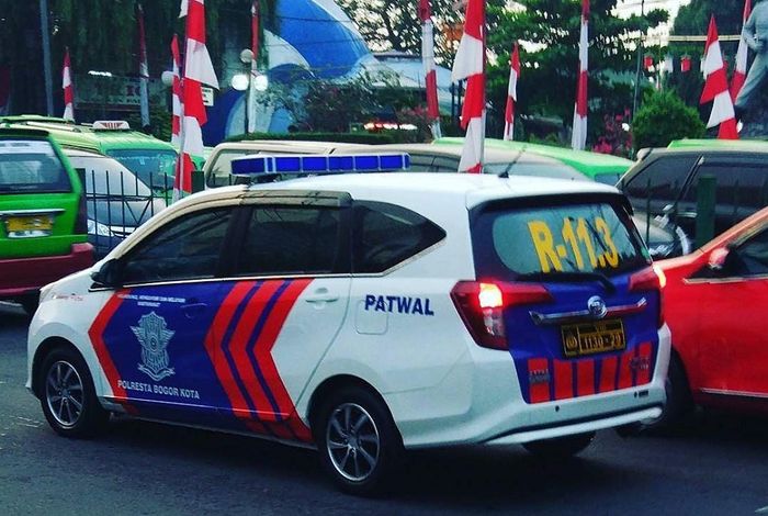 Daihatsu Sigra yang dipakai pihak Kepolisian sebagai mobil Patwal