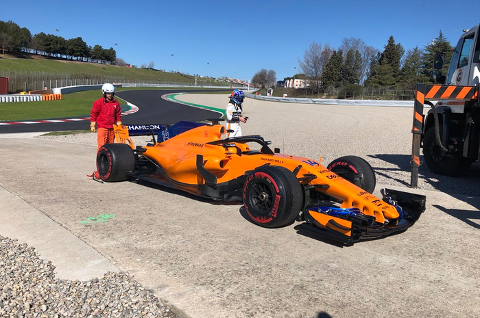 Fernando Alonso kembali keluar setelah mengalami masalah mobil di hari kedua tes kedua Barcelona