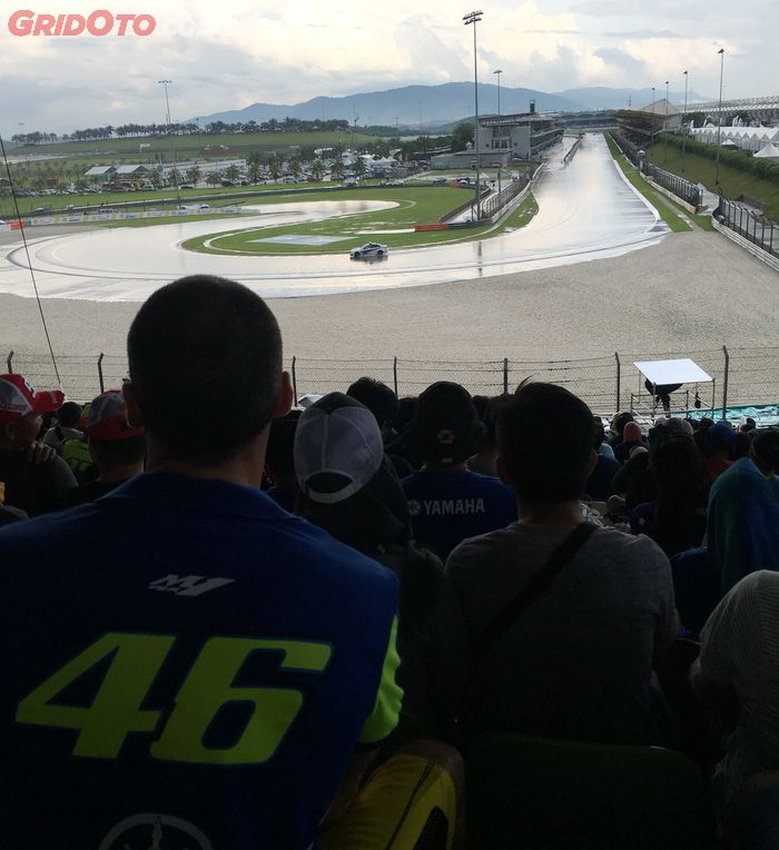 Hujan deras hari Sabtu yang mengganggu aktivitas MotoGP Malaysia, sempat bikin khawatir balapan hari Minggu