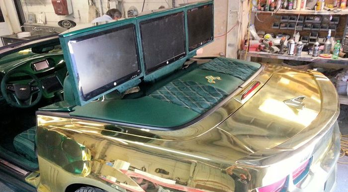 Chevrolet Camaro mentereng ini juga dipasangi TV ukuran 23 inci