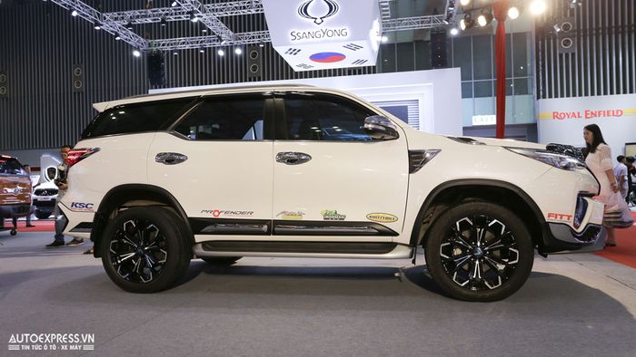 Tampilan samping Toyota Fortuner pakai body kit bertabur aksen krom
