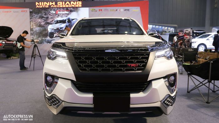 Fascia Toyota Fortuner pakai body kit bertabur aksen krom