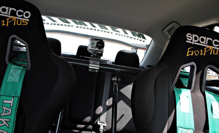 Jok belakang dan roll bar lansiran Sparco juga melengkapi kabin Mitsubishi Evo X 