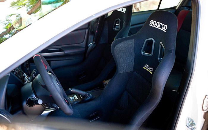 Jok bucket Sparco EVO terpasang di kabin Subaru WRX STI