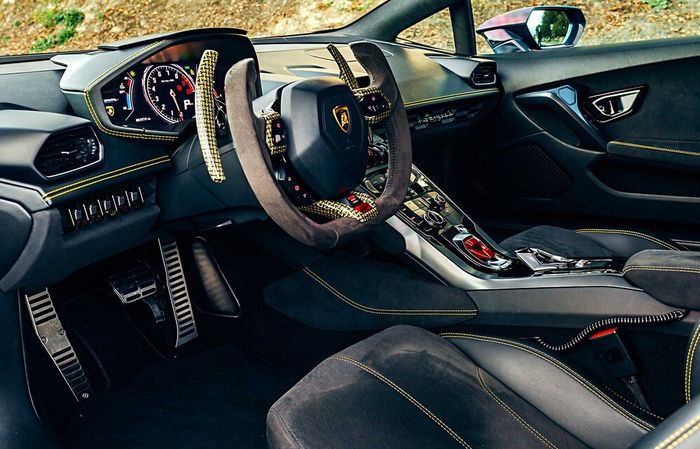 Modifikasi Lamborghini Huracan juga menyentuh area kabin