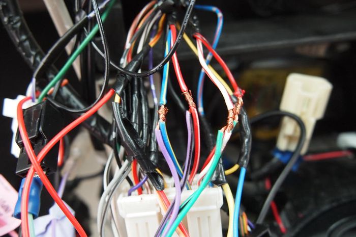 ILUSTRASI. Instalasi kabel audio mobil yang berbahaya