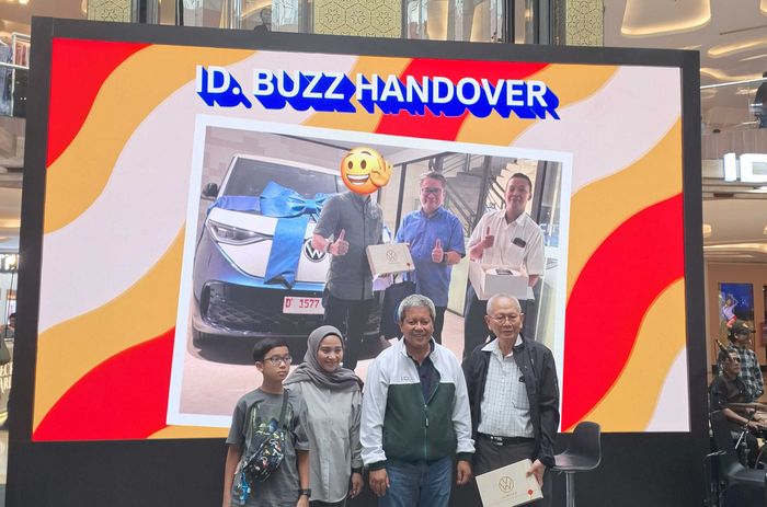 Volkswagen secara resmi menyerahkan unit pertama ID. BUZZ kepada pelanggan di Bandung