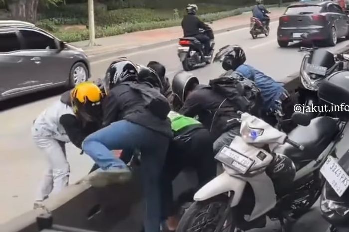 Puluhan motor rombak separator busway di Jakarta Utara