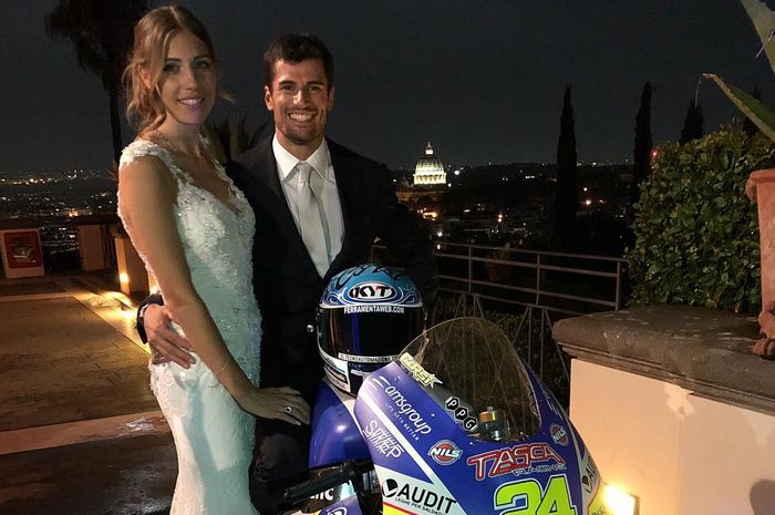 Simone Corsi bersama pengantinnya diatas motor balap