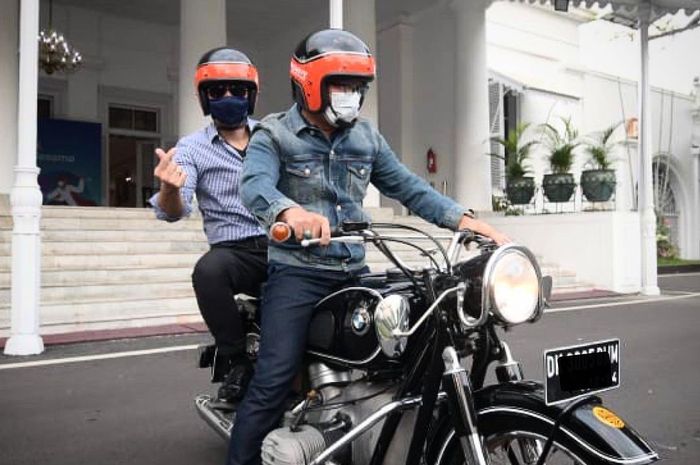 Ridwan Kamil (depan) dan Agus Yudhoyono (belakang) menunggangi BMW R50.
