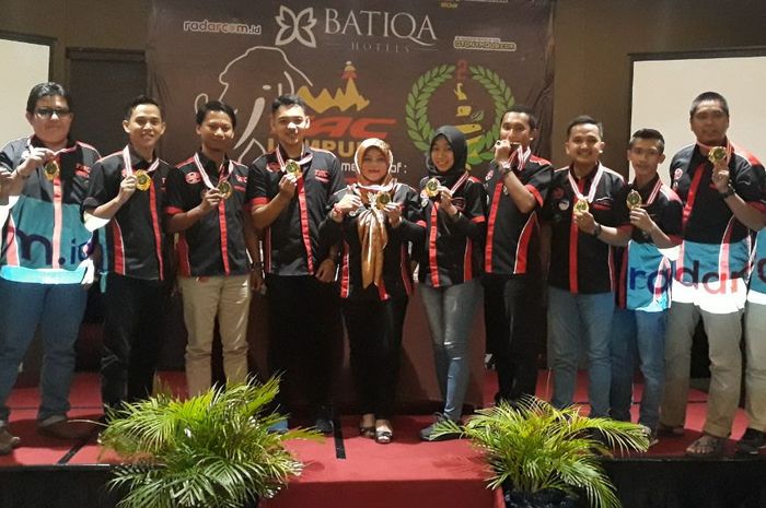 TAC Chapter Lampung foto bersama ketua barunya, Tri Listiana (tengah)