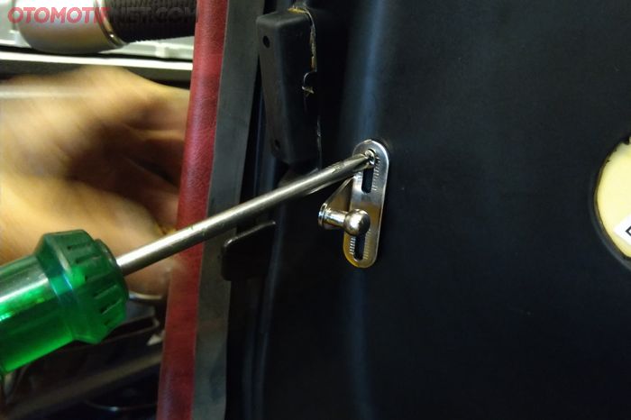 Apabila posisinya sudah pas, langsung pasang dudukan hidraulis yang terbuat dari besi menggunakan baut yang disediakan pada lubang panduan yang sudah dibuat di jok Vespa GTS Super 300