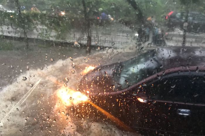 Mobil melewati banjir