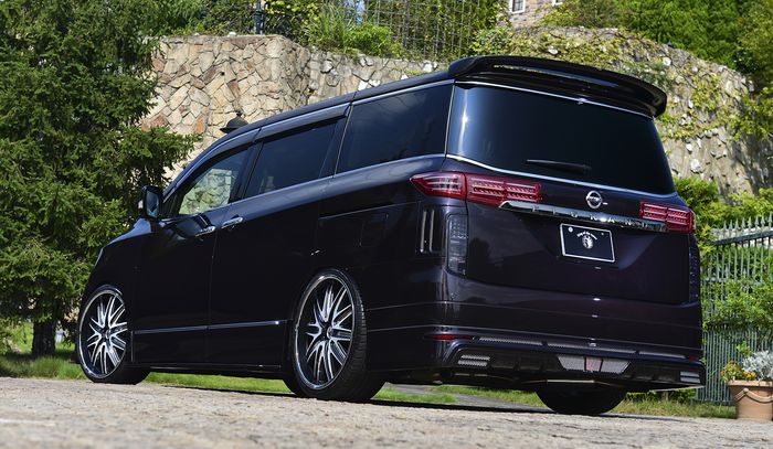 Tampilan belakang Nissan Elgrand hasil garapan bengkel Jepang, Rowen